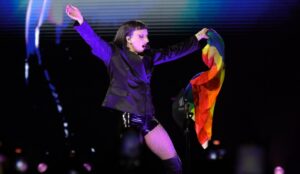 Lady Gaga segura uma bandeira LGBT+ durante o show na Praia de Copacabana no RJ (Brazil News)