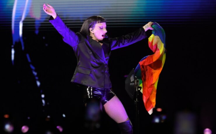 Lady Gaga segura uma bandeira LGBT+ durante o show na Praia de Copacabana no RJ (Brazil News)