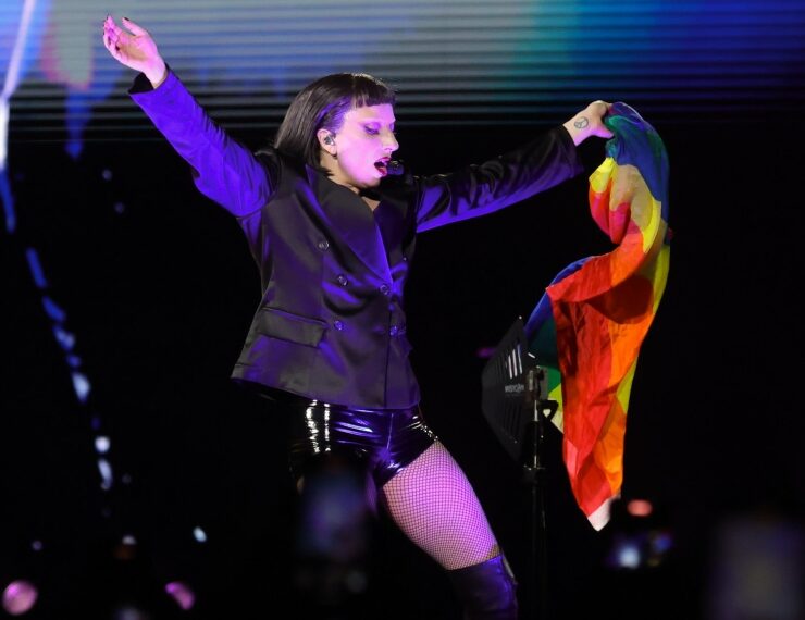 Lady Gaga segura uma bandeira LGBT+ durante o show na Praia de Copacabana no RJ (Brazil News)