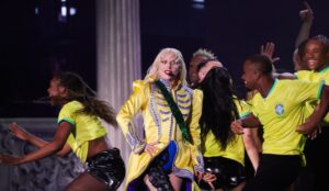 Com roupa da seleção brasileira, Lady Gaga faz show na Praia de Copacabana no RJ (Brazil News)