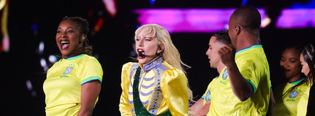 Com roupa da seleção brasileira, Lady Gaga faz show na Praia de Copacabana no RJ (Brazil News)