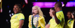 Com roupa da seleção brasileira, Lady Gaga faz show na Praia de Copacabana no RJ (Brazil News)
