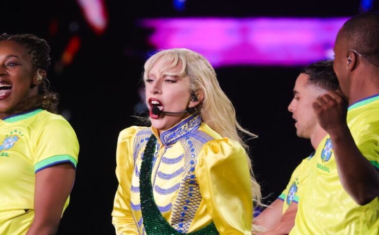 Com roupa da seleção brasileira, Lady Gaga faz show na Praia de Copacabana no RJ (Brazil News)