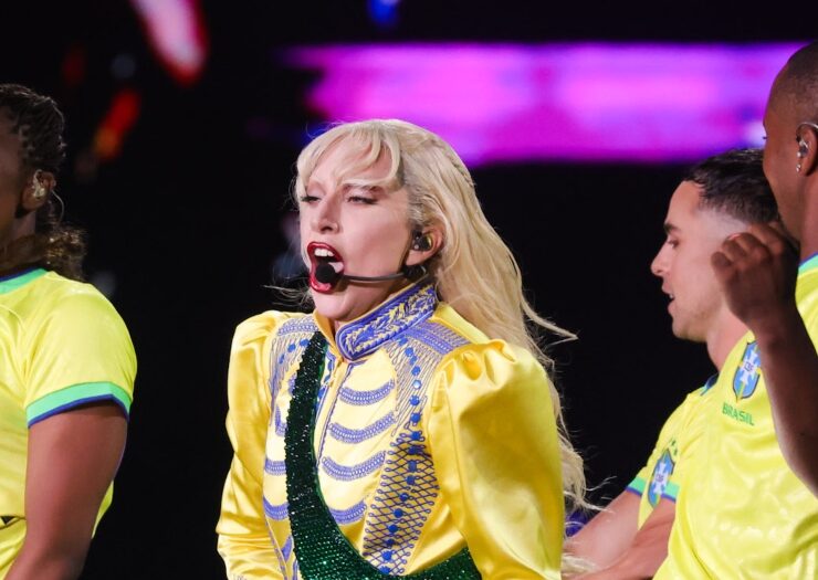 Com roupa da seleção brasileira, Lady Gaga faz show na Praia de Copacabana no RJ (Brazil News)
