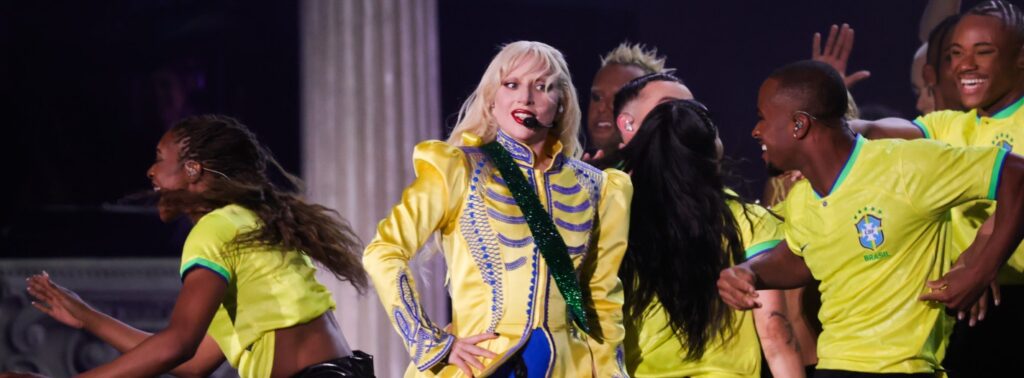 Streams de Lady Gaga aumentam 60% em passagem pelo Brasil 1 Com roupa da seleção brasileira, Lady Gaga faz show na Praia de Copacabana no RJ (Brazil News)