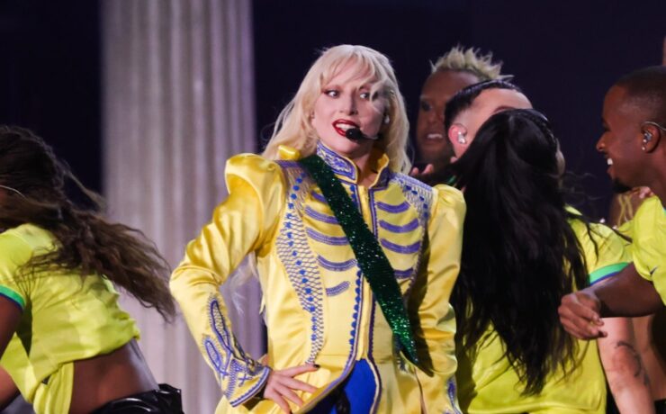 Com roupa da seleção brasileira, Lady Gaga faz show na Praia de Copacabana no RJ (Brazil News)
