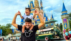 Cristiano, da dupla com Zé Neto, com o filho Miguel