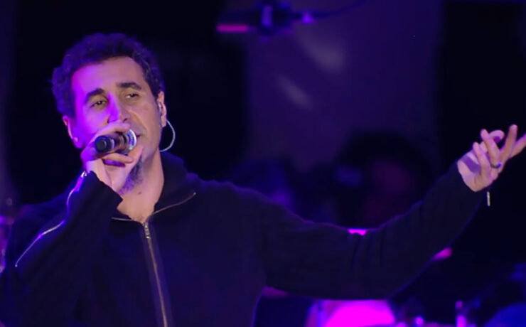Serj Tankian com o System of a Down em show histórico na Armênia (Reprodução YouTube)
