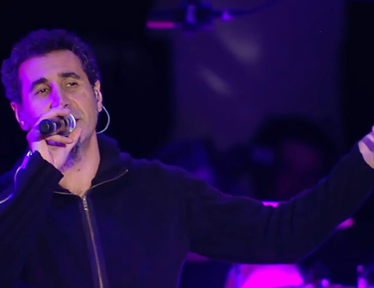 Serj Tankian com o System of a Down em show histórico na Armênia (Reprodução YouTube)