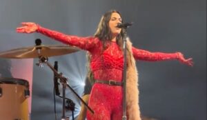 Dua Lipa faz cover de 'Get Lucky', do Daft Punk, em Lyon, na França (reprodução TikTok)