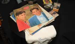 Cantor Leandro ganhou acervo apresentado pelo irmão, Leonardo