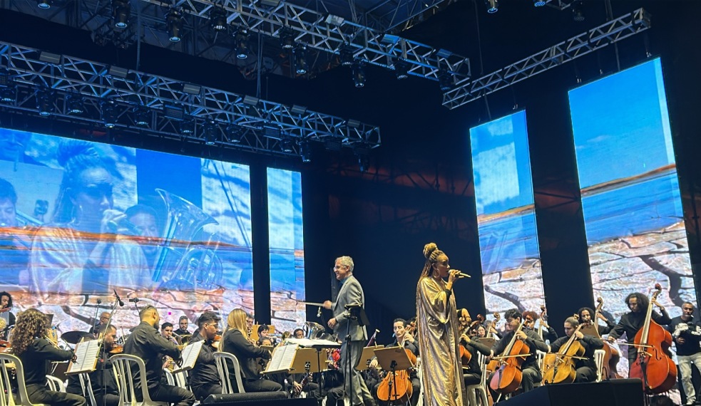 Luciana Mello se apresenta junto da Orquestra Heliópolis na abertura da Virada Cultural 2025 (Alexandre de Melo/Billboard Brasil)