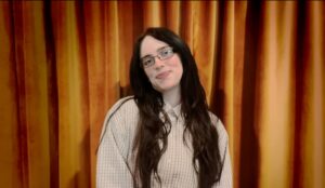 Billie Eilish recebe o prêmio de Artista do Ano American Music Awards 2025 (Reprodução YouTube)