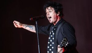 Billie Joe Armstrong em ação em um show do Green Day em Milão, na Itália (Reuters)