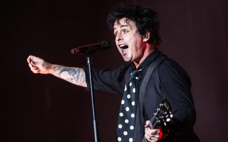 Billie Joe Armstrong em ação em um show do Green Day em Milão, na Itália (Reuters)