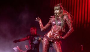 Lisa durante show no segundo fim de semana de Coachella (Daniel DeSlover/Reuters)