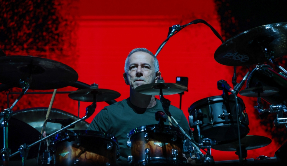 João Barone emocionado durante o show Paralamas do Sucesso - 40 Anos de Clássicos- no Allianz Parque, em São Paulo.