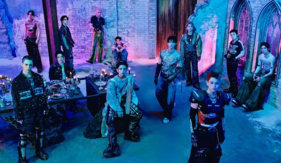 SEVENTEEN no álbum HAPPY BURSTDAY (Reprodução)
