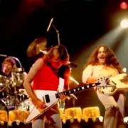 ídolos do rock dos anos 1980, o trio Triumph tem sua discografia lançada no Brasil
