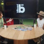 Claudia Assef, editora-chefe da Billboard Brasil, entrevista o cantor Jota.pê (Reprodução/YouTube)