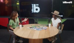 Claudia Assef, editora-chefe da Billboard Brasil, entrevista o cantor Jota.pê (Reprodução/YouTube)