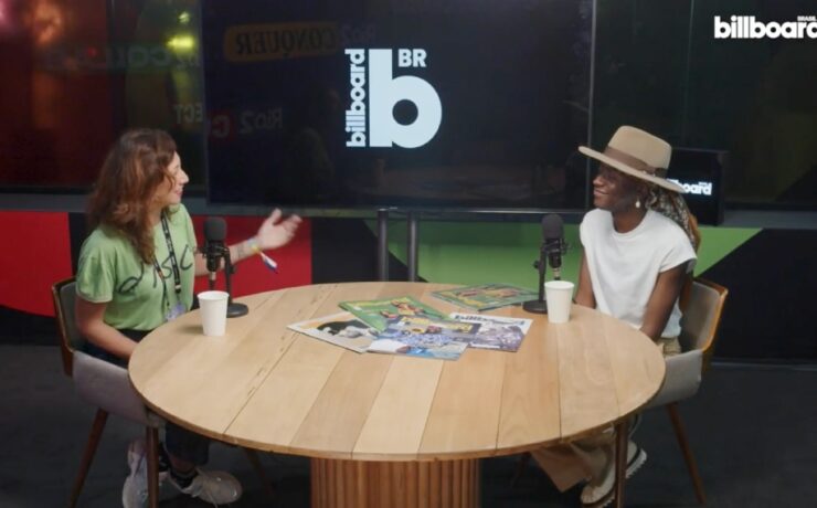 Claudia Assef, editora-chefe da Billboard Brasil, entrevista o cantor Jota.pê (Reprodução/YouTube)