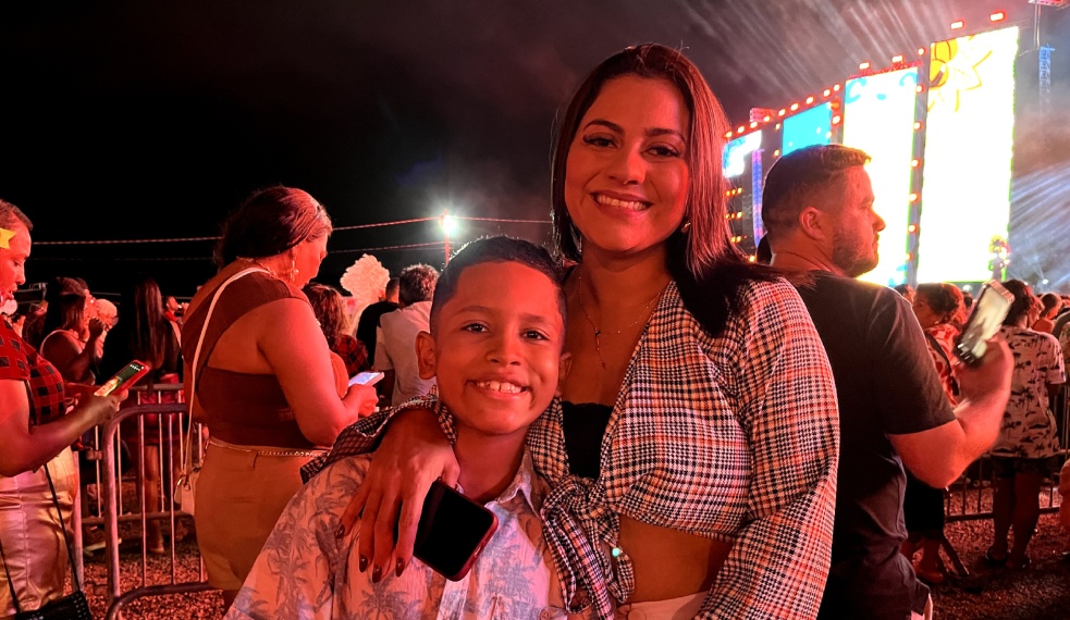No São João da Thay, Carol trouxe o enteado Artur para comer pipoca (Vitoria Zane)