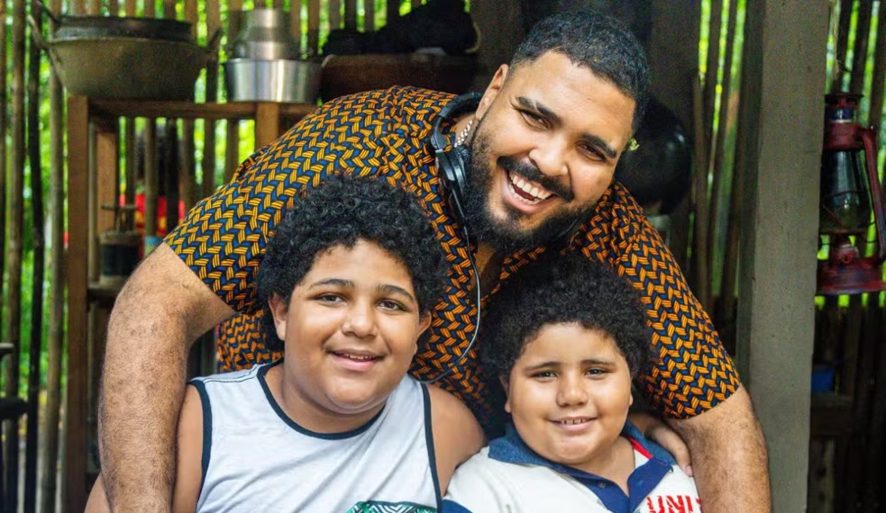 Paulo Vieira e o elenco infantil de 'Pablo e Luisão' (Globo/Beatriz Damy)