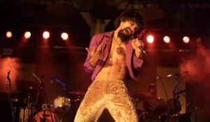 Ravel de Andrade vive o roqueiro Raul Seixas (Ariela Bueno/ Divulgação)