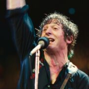Jeremy Allen White como Bruce Springsteen