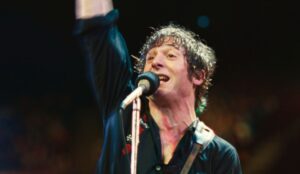 Jeremy Allen White como Bruce Springsteen