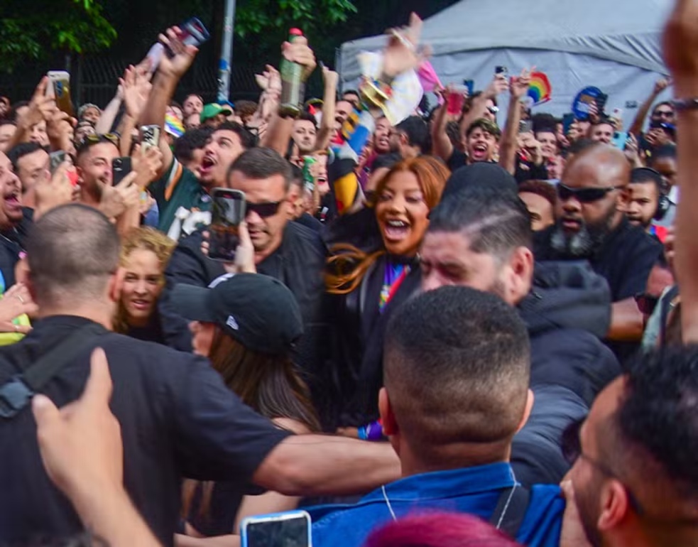 Ludmilla foi recebida por multidão ao chegar na Parada do Orgulho LGBT+ (Edu Araujo/AgNews)