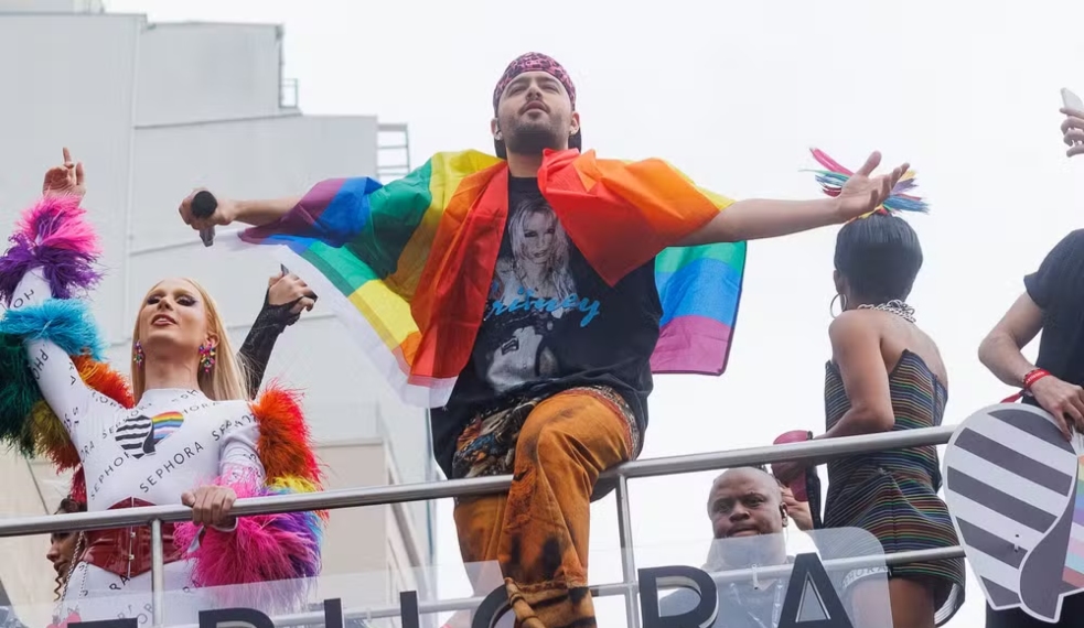 Pedro Sampaio na Parada do Orgulho LGBT+ (Brazil News)