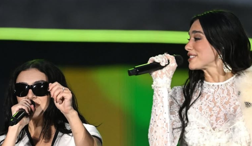 Dua Lipa e Charli XCX em Wembley - Reprodução YouTube