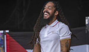 O duo Bob Vylan durante apresentação no Glastonbury (Reprodução)