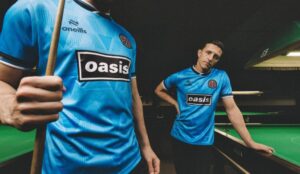 Camisa do Oasis com o Bohemian FC