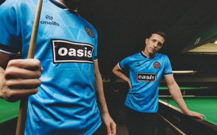 Camisa do Oasis com o Bohemian FC