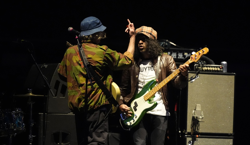 Oasis na estreia da turnê 'Live 25' em Cardiff (PA Images via Reuters Connect)