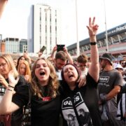 Fãs em Cardiff se reúnem para show do Oasis
