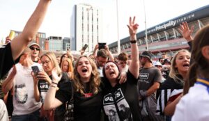 Fãs em Cardiff se reúnem para show do Oasis