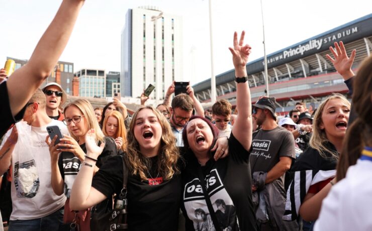 Fãs em Cardiff se reúnem para show do Oasis