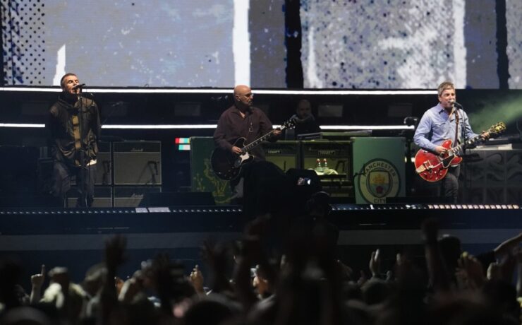 Oasis na estreia da turnê 'Live 25' em Cardiff