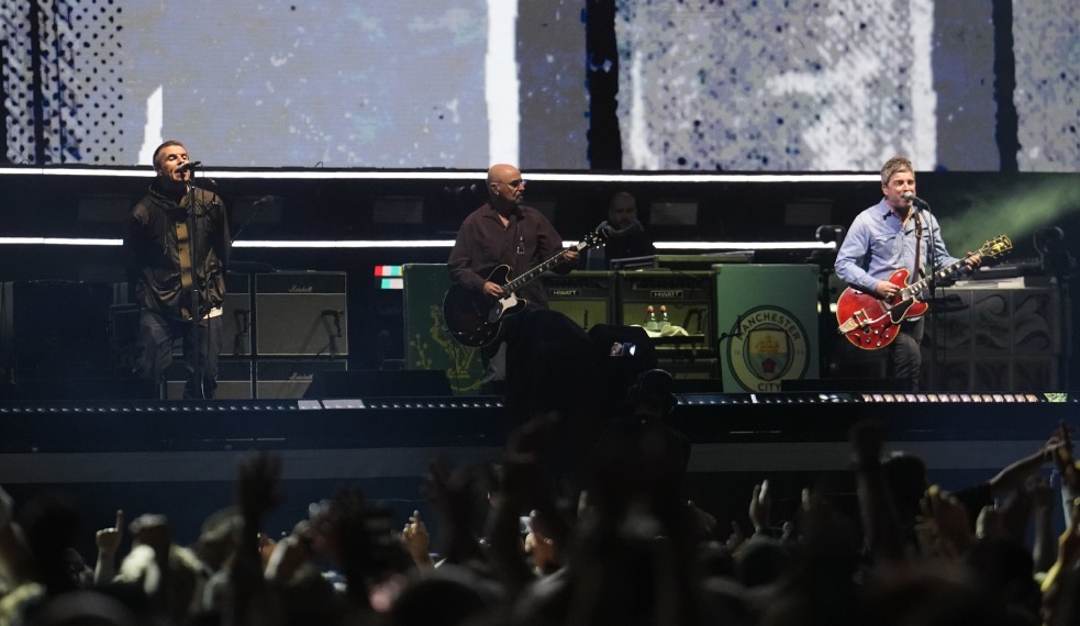 Oasis na estreia da turnê 'Live 25' em Cardiff