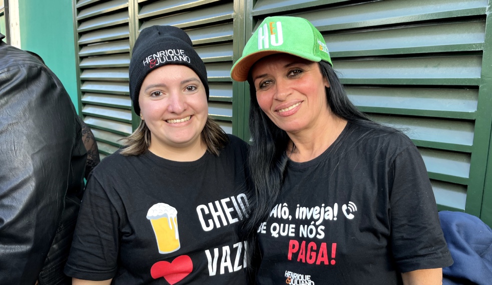 Samantha e a Thaynara acamparam para ver Henrique e Juliano (Vitoria Zane/divulgação)