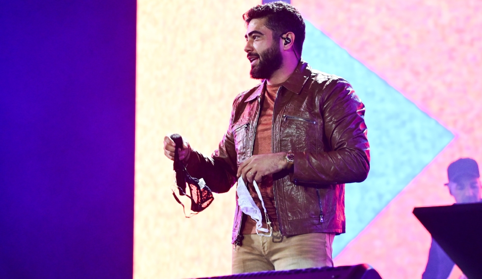 Fãs jogam calcinha no show de Henrique e Juliano no Allianz em São Paulo (Agnews)
