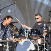 Eddie Vedder e Matt Cameron em show do Pearl Jam em 2022