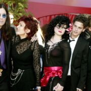 Ozzy Osbourne com a mulher, Sharon, e os filhos, Kelly, Robert e Jack no Emmy em 2002