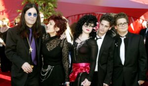 Ozzy Osbourne com a mulher, Sharon, e os filhos, Kelly, Robert e Jack no Emmy em 2002