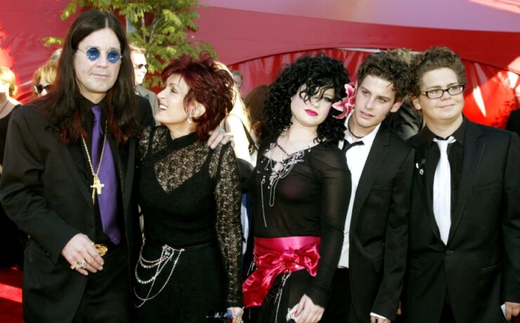 Ozzy Osbourne com a mulher, Sharon, e os filhos, Kelly, Robert e Jack no Emmy em 2002