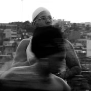 Capa do álbum de "LILI", com a dançarina Babiy Querino à frente do MC (Mariana "NUNA" Nunes)